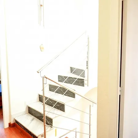 Sunny Triplex By Hello Homes Nyaraló